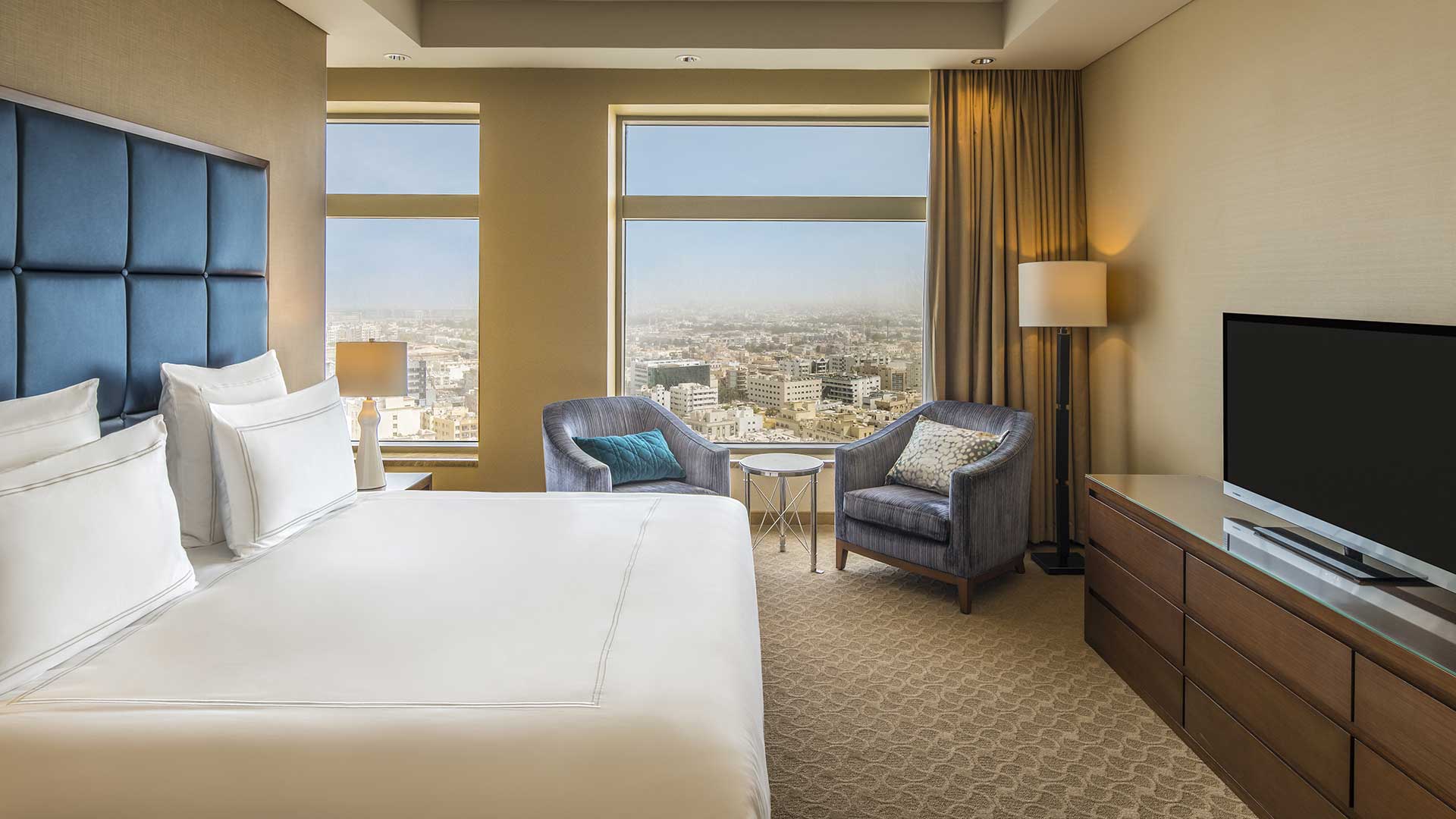 swissotel-al-ghurair-b1p8-deluxe-suite-bedroom-2651-2