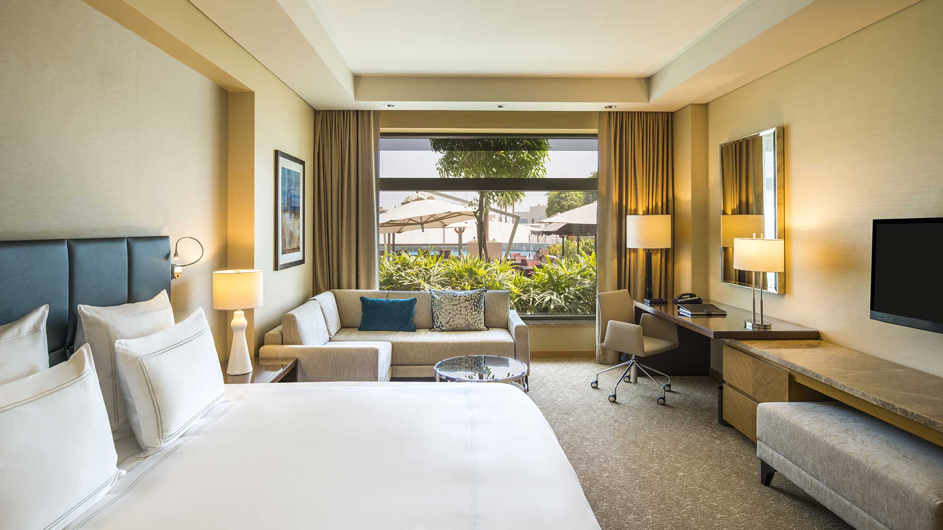 swissotel-al-ghurair-b1p8-premiere-king-301-2