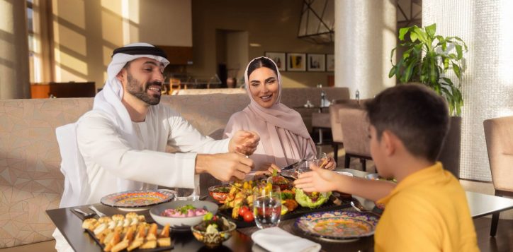 family-_arabic-dining_local-family-min-2