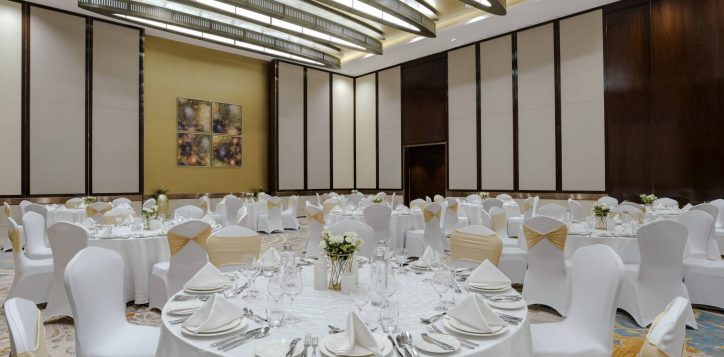 h1p8_ballroom_roundtable_setting_1-2