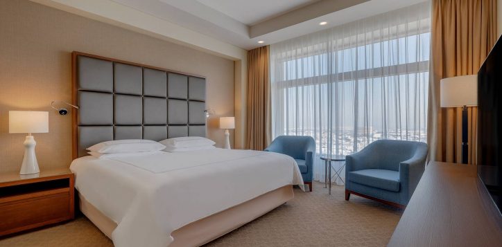 h1p8_classic_suite_king_bed-2