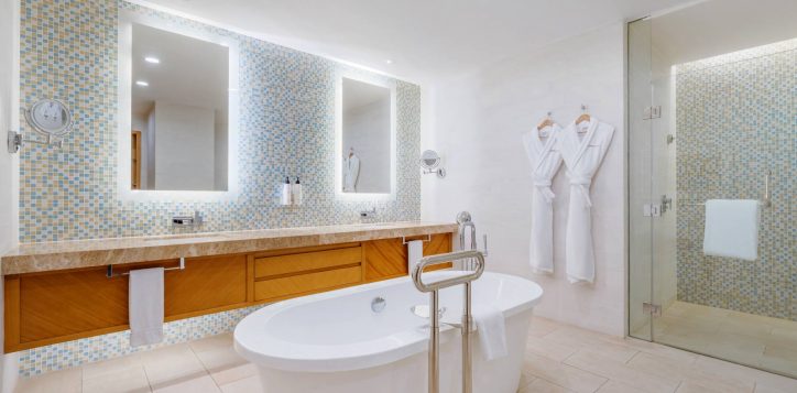 h1p8_corner_suite_bathroom-2