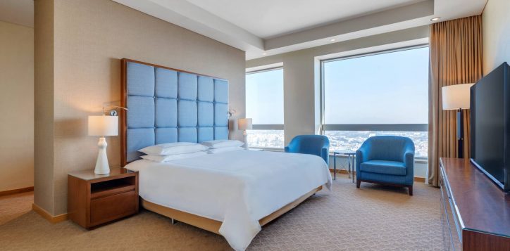 h1p8_corner_suite_bed_room-2