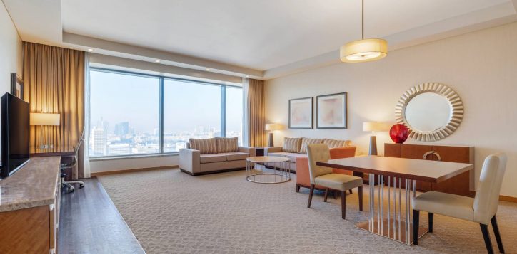 h1p8_corner_suite_living_room-2