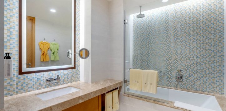 h1p8_deluxe_room_bathroom_kids_amenities-2