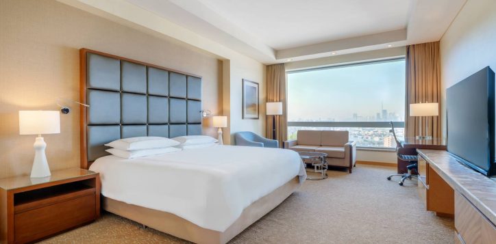 h1p8_deluxe_room_king_bed_1-2