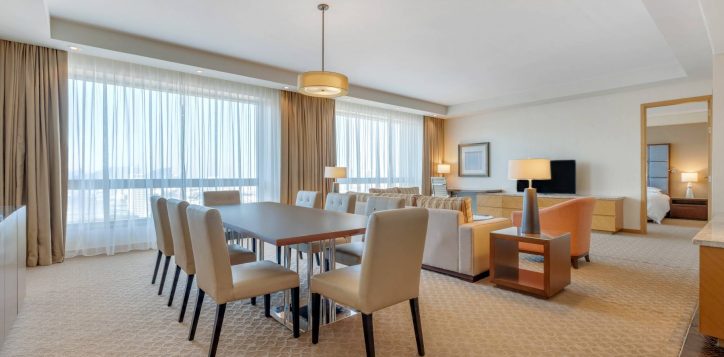 h1p8_family_suite_living_room-2